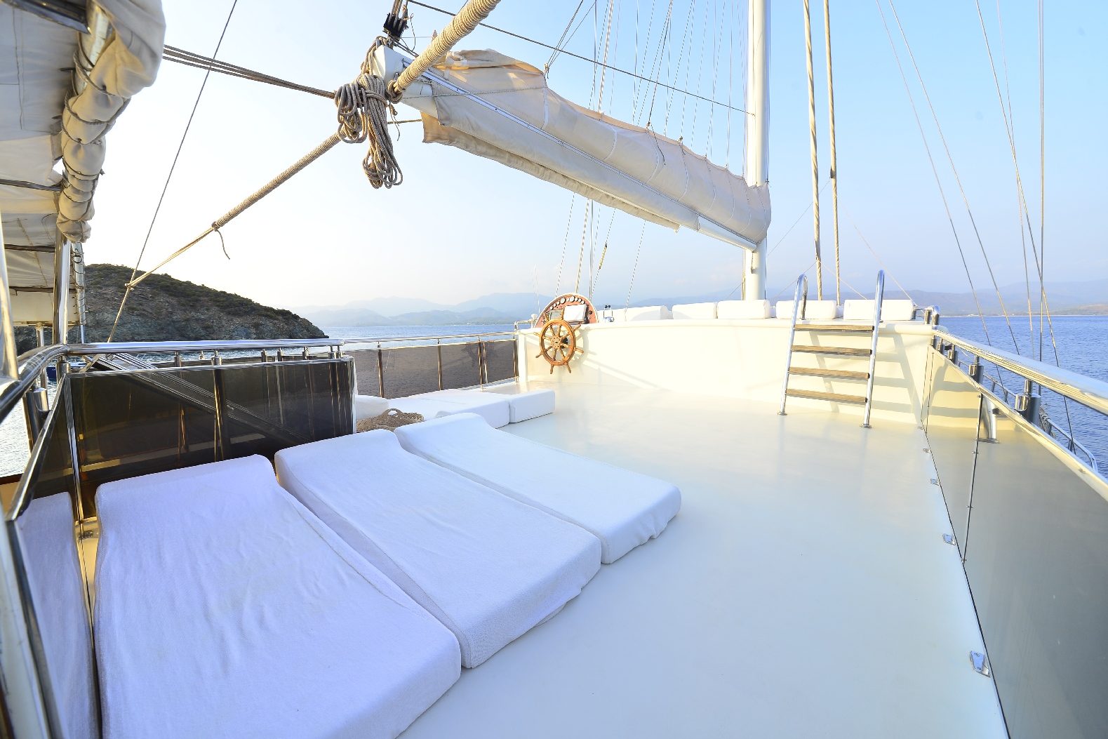 Yacht exterior image