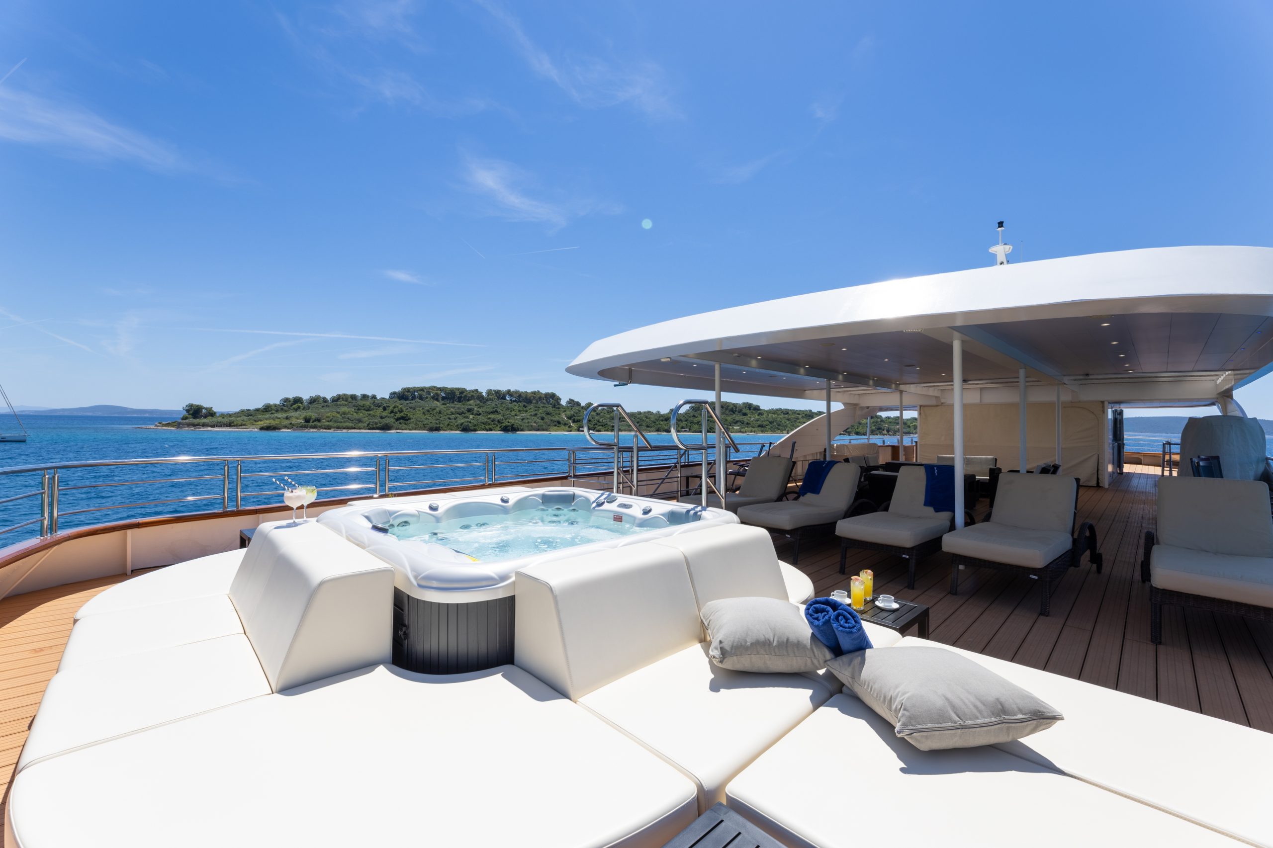QUEEN ELEGANZA Jacuzzi - Sun deck stern
