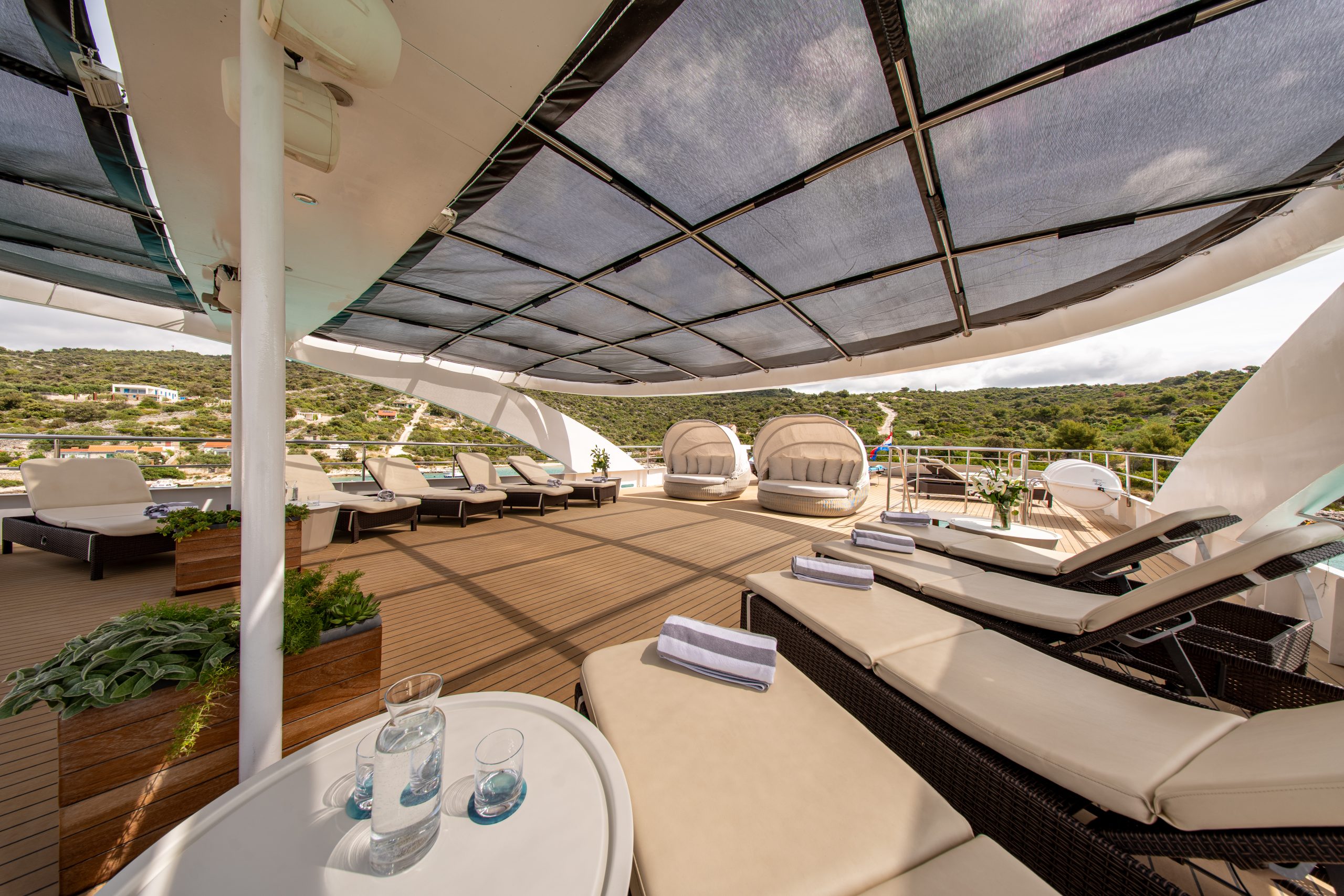 KARIZMA Sun loungers - Sun deck