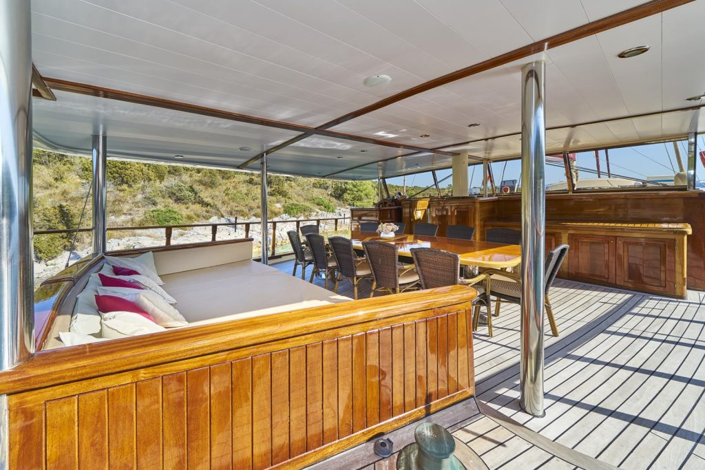 Yacht exterior image