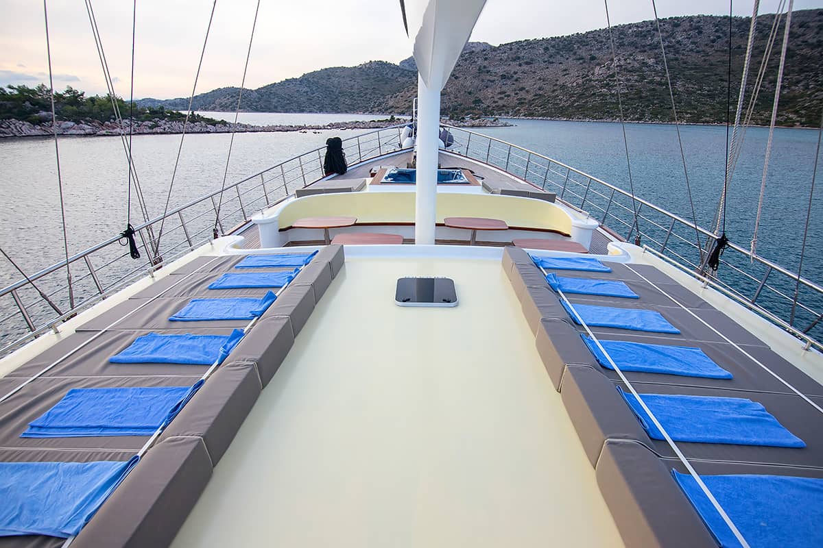 Yacht exterior image