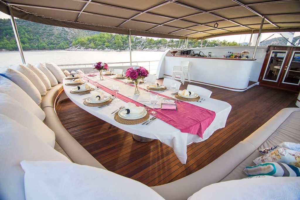 Yacht exterior image