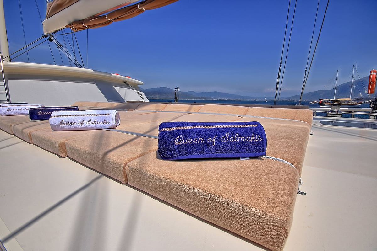 Yacht exterior image