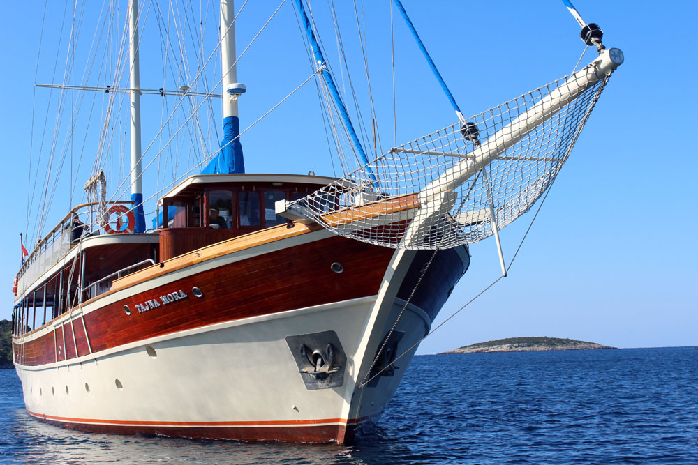 Yacht exterior image