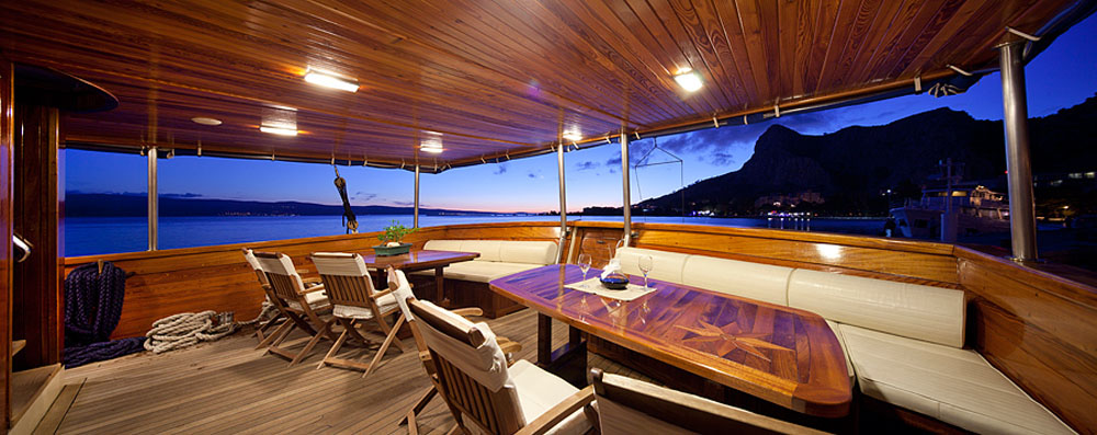 Yacht exterior image