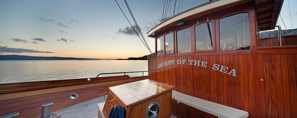 Yacht exterior image