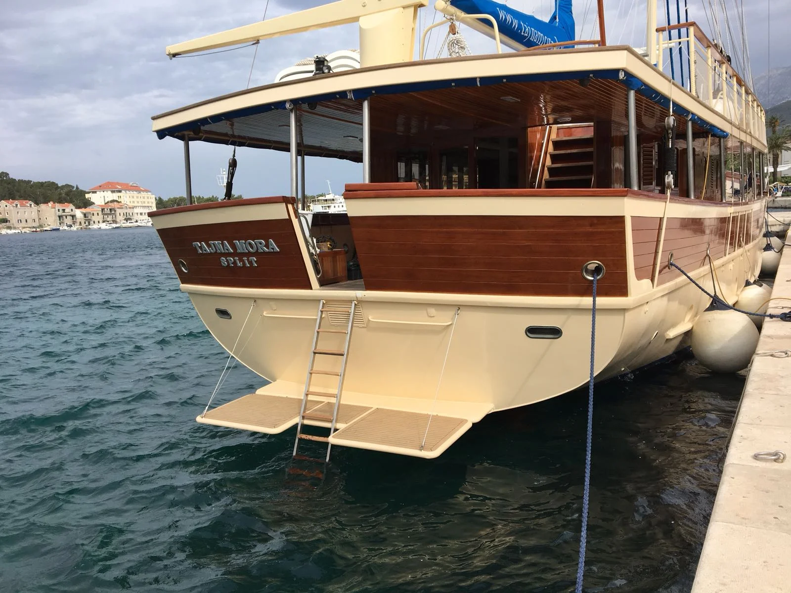 Yacht exterior image