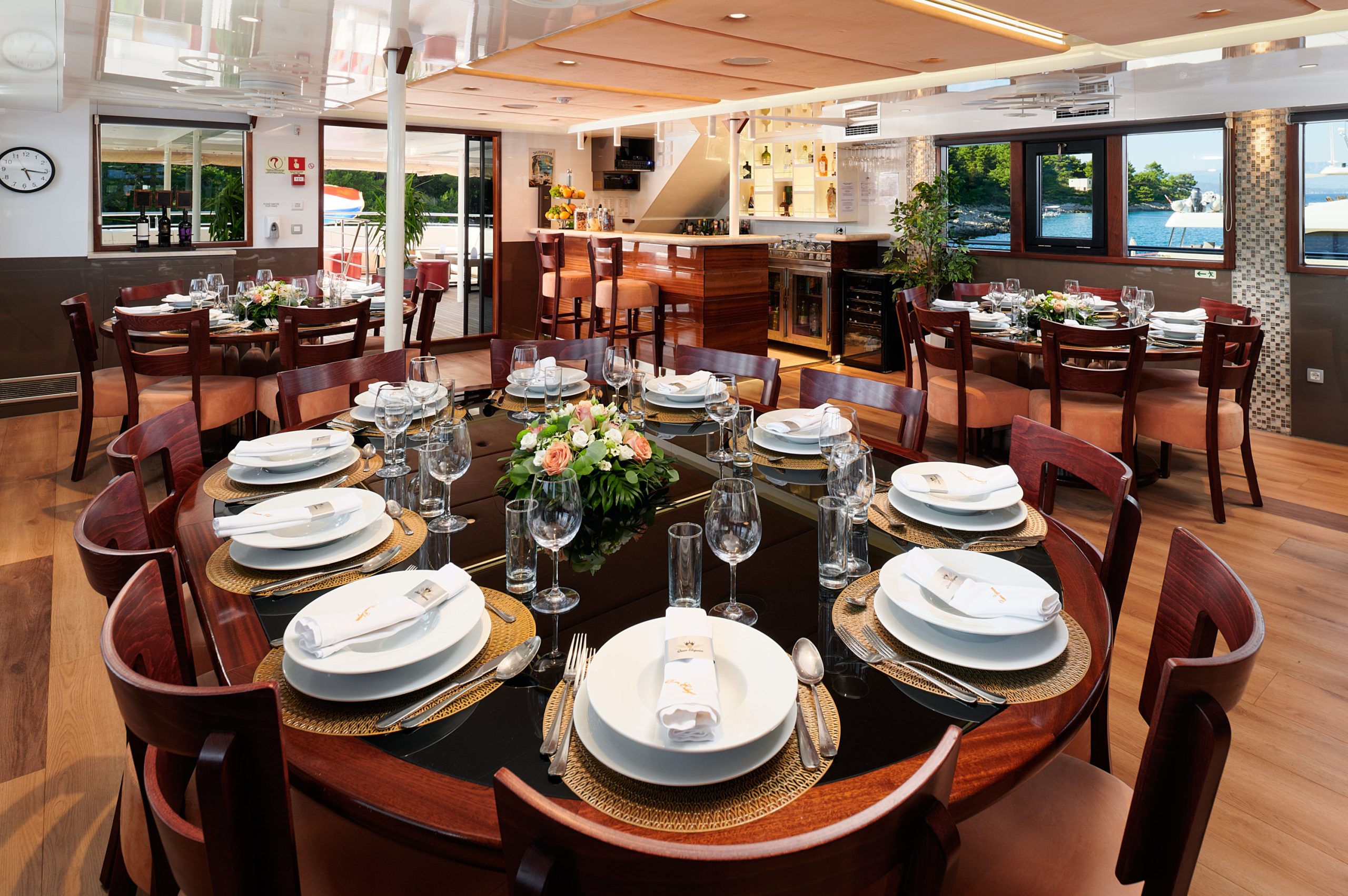 QUEEN ELEGANZA Formal dinning in salon - Upper deck (2)