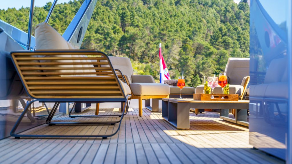 Yacht exterior image