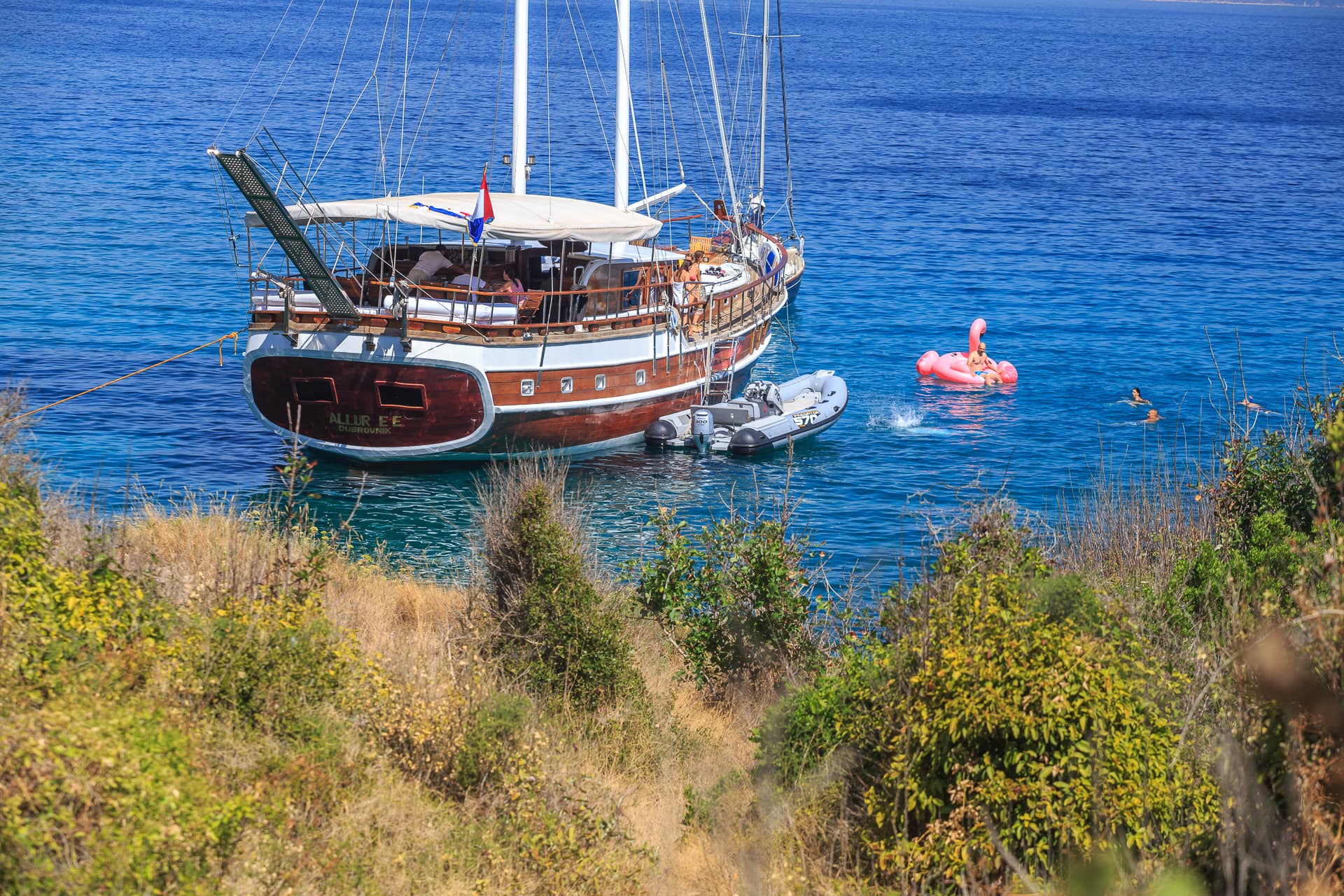 Yacht exterior image