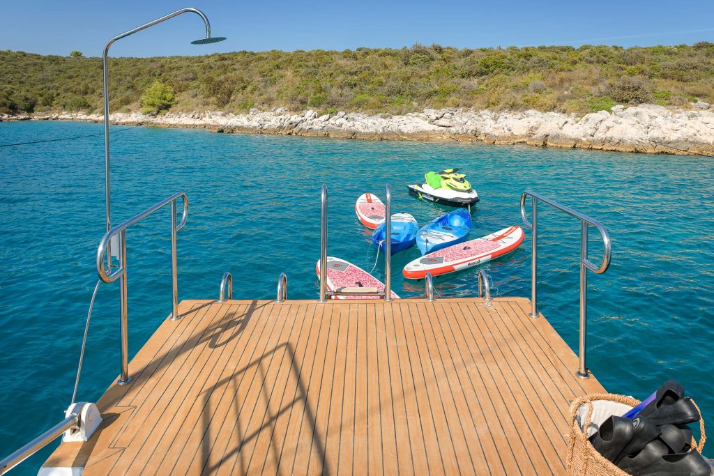 Yacht exterior image