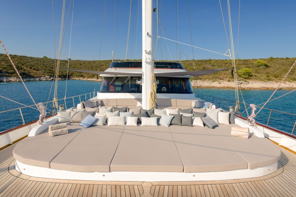 Yacht exterior image