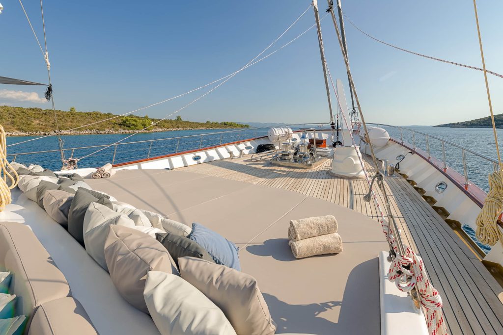 Yacht exterior image