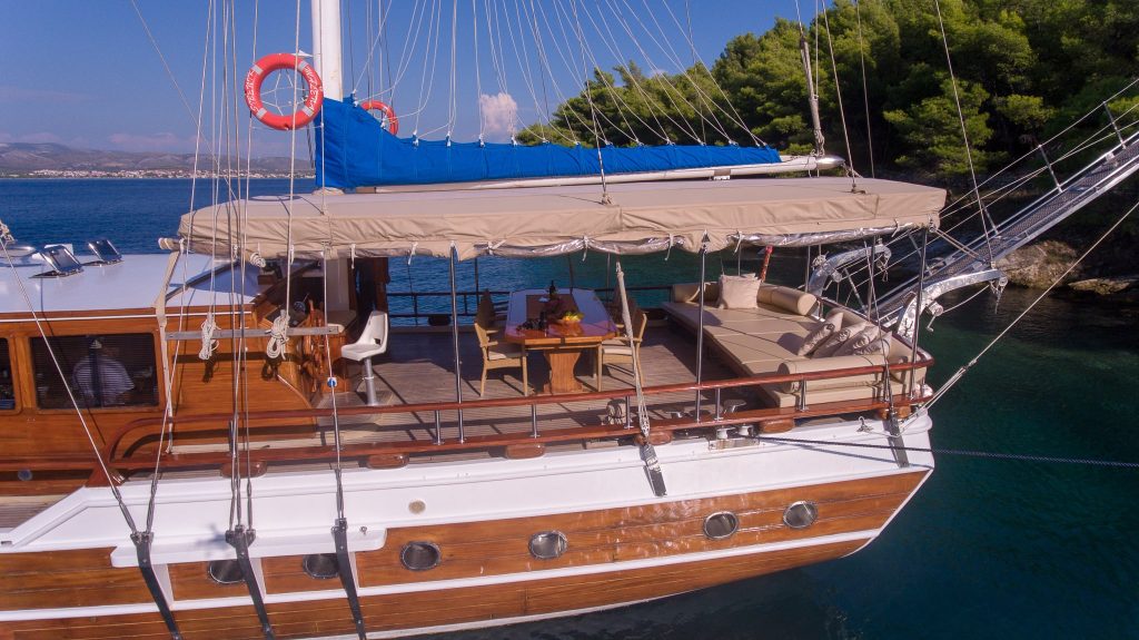 Yacht exterior image