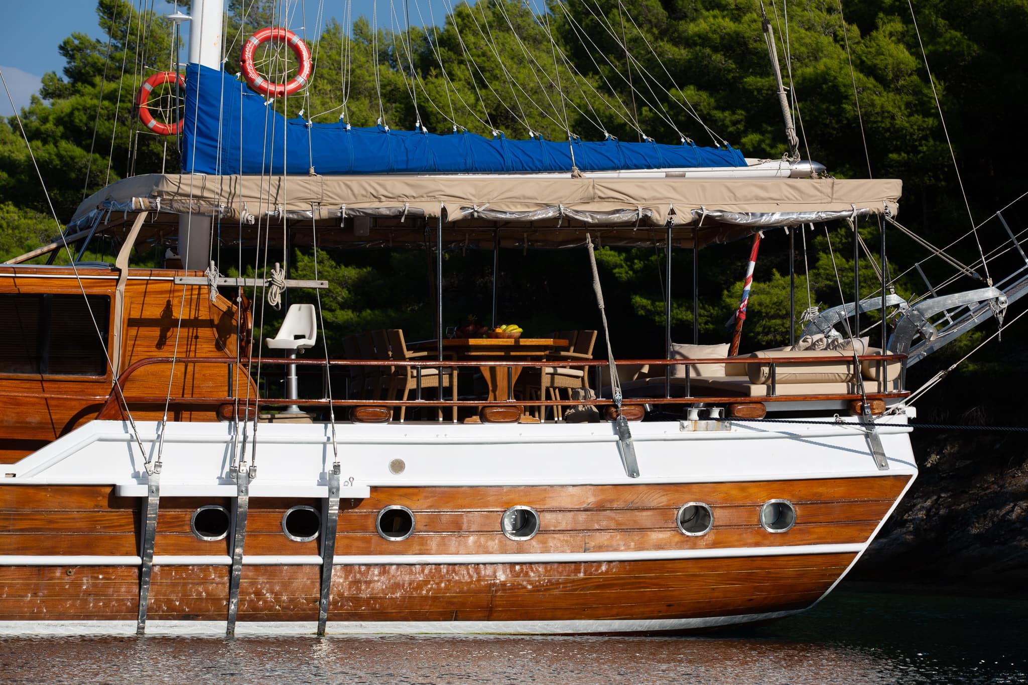 Yacht exterior image