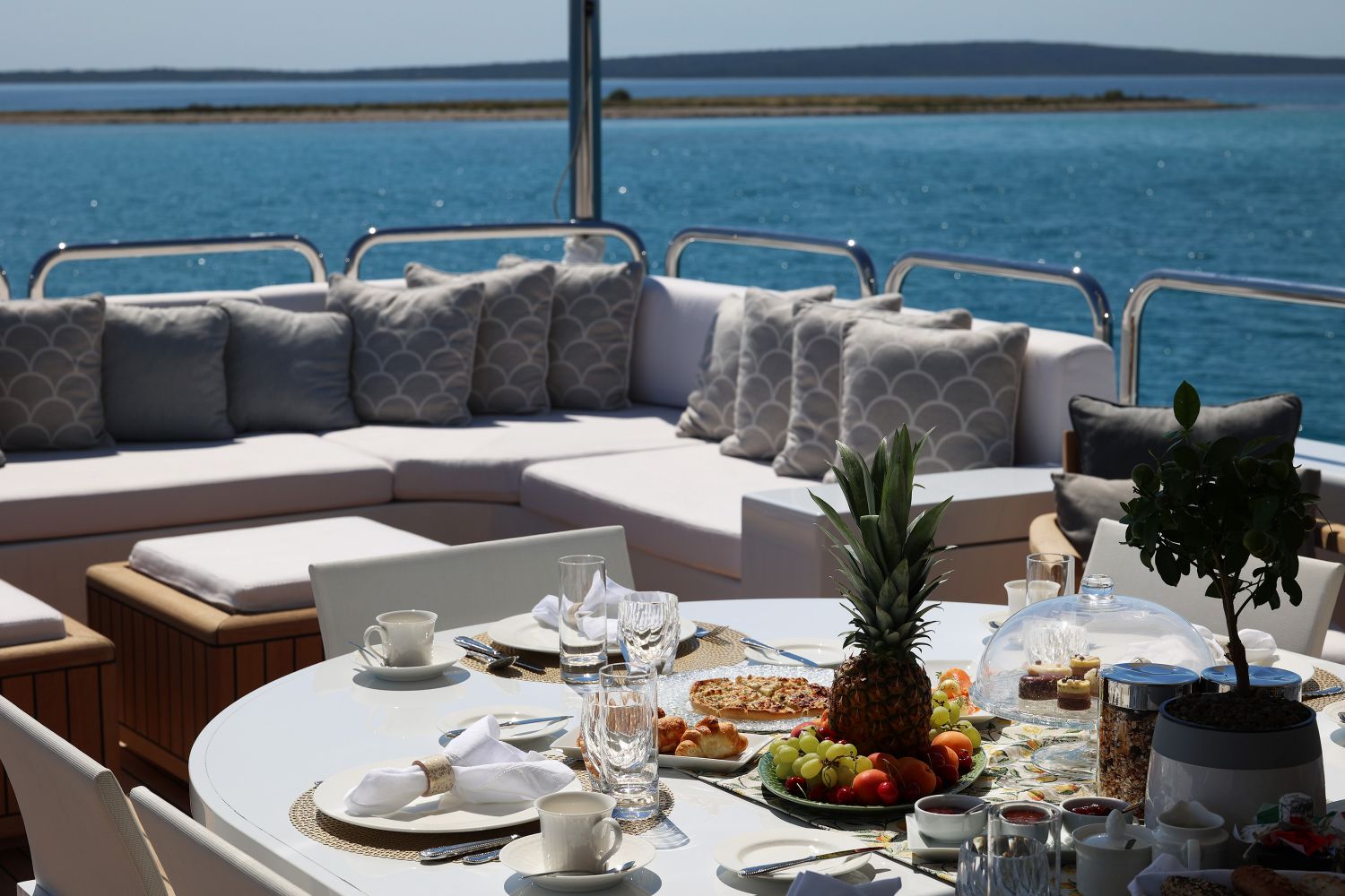 Yacht exterior image