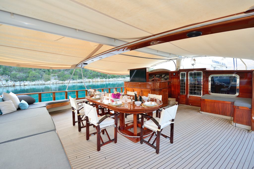 Yacht exterior image