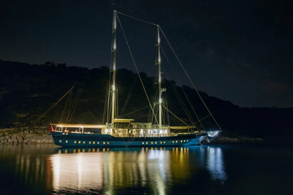 Yacht exterior image