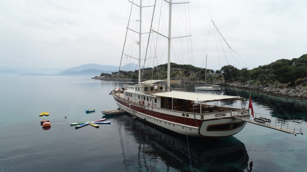 Yacht exterior image