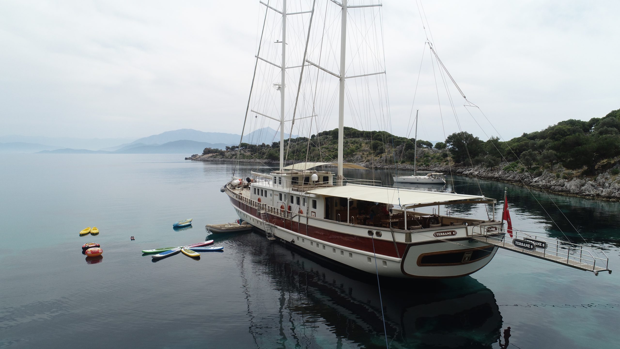 Yacht exterior image