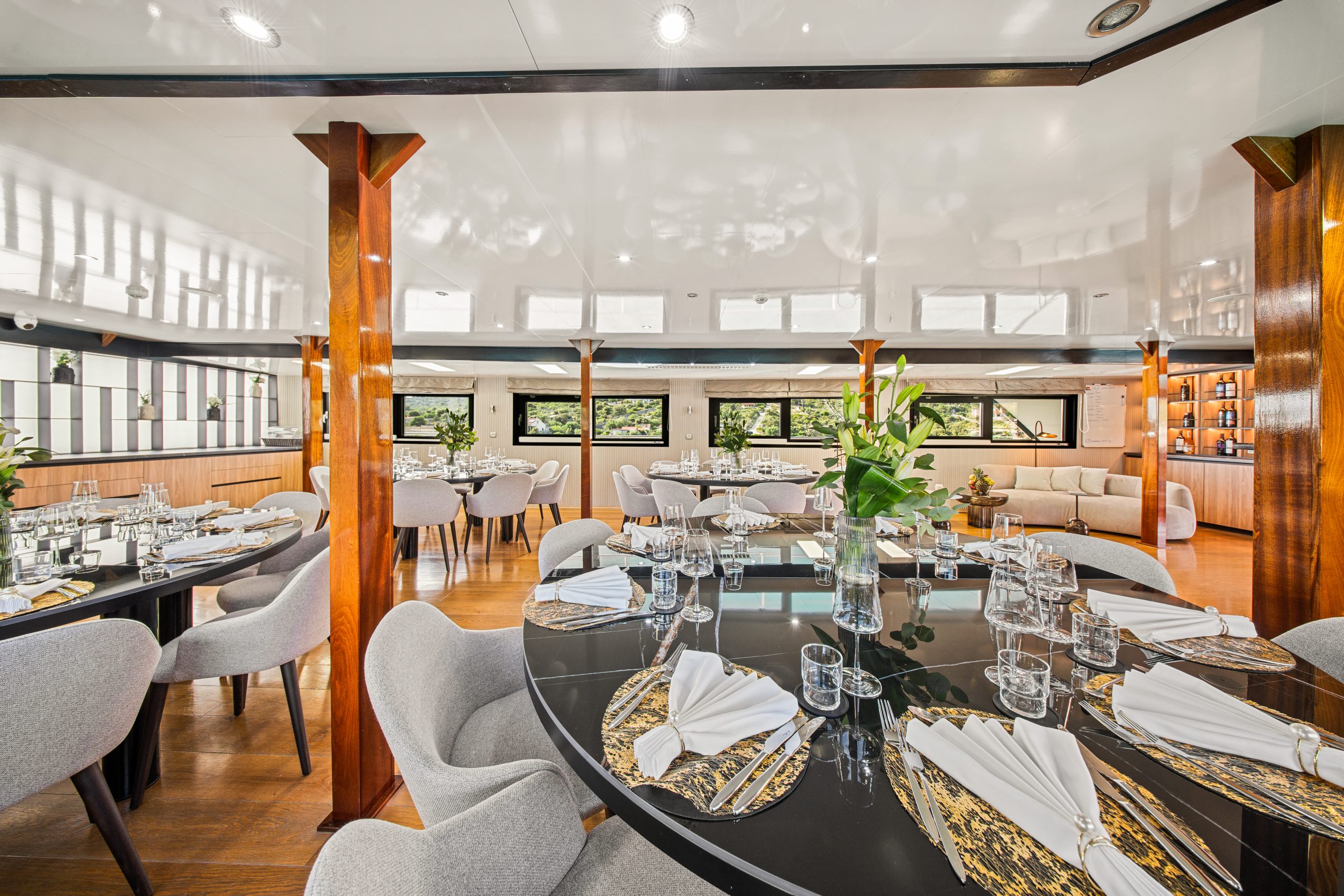 KARIZMA Formal dinning in salon - Upper deck