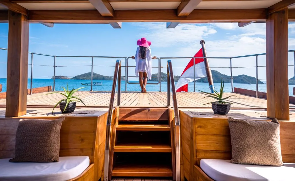 Yacht exterior image