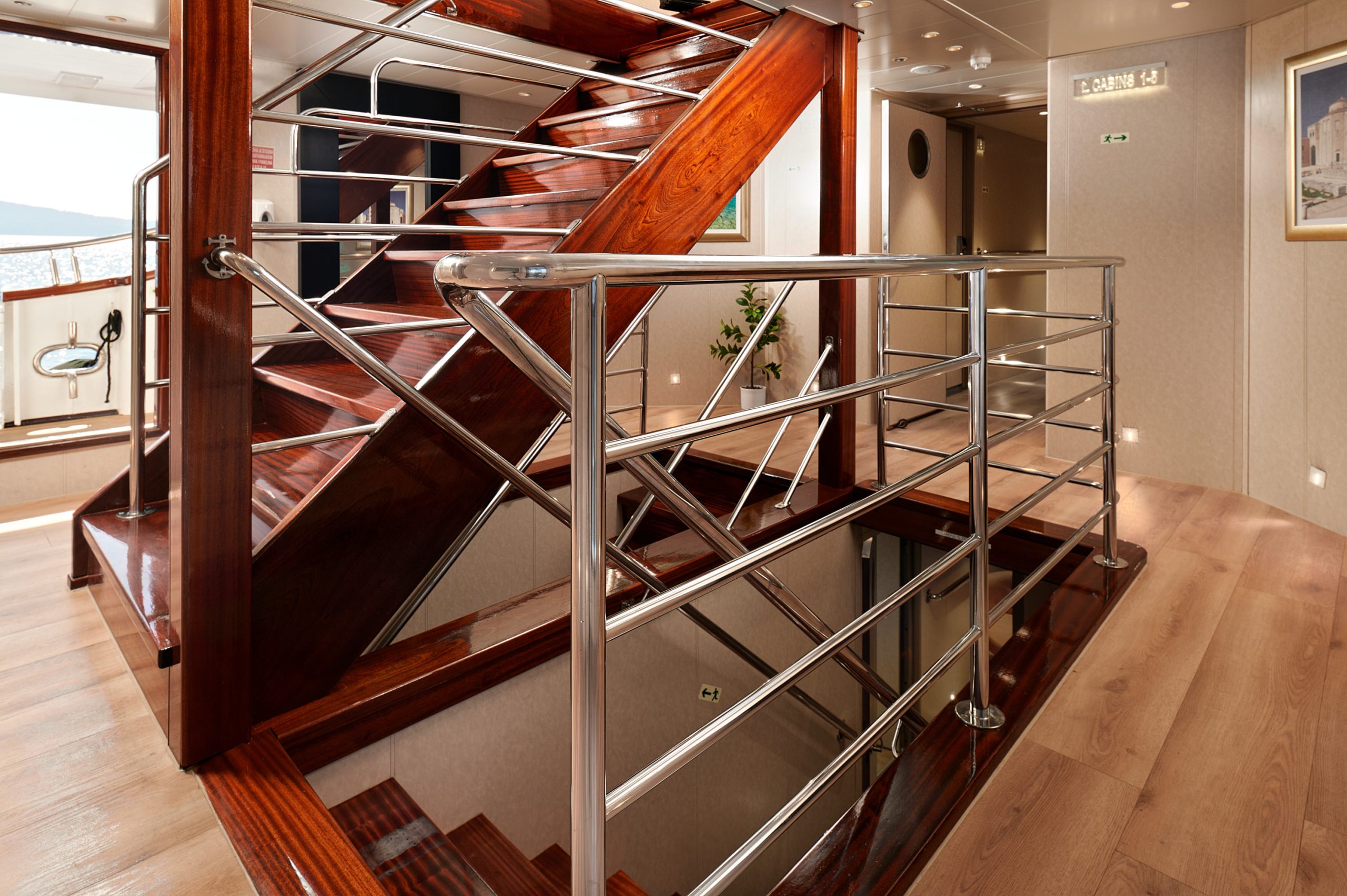 QUEEN ELEGANZA Hallway