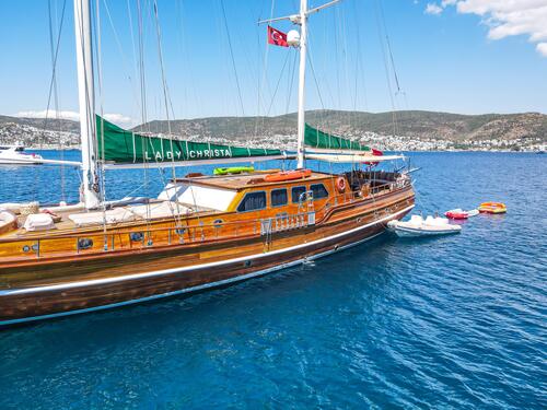 Yacht exterior image