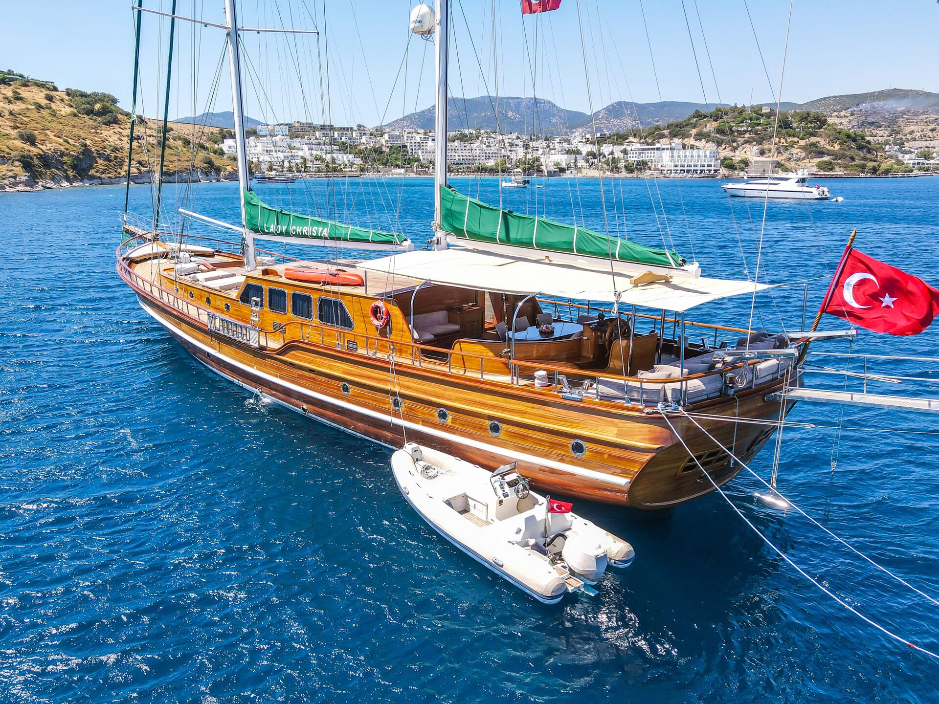 Yacht exterior image