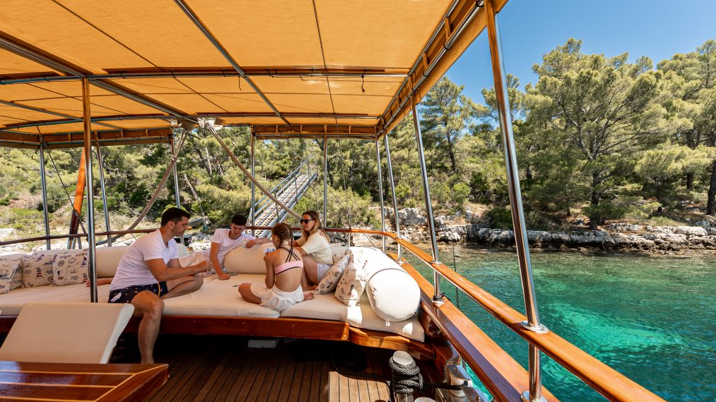 Yacht exterior image