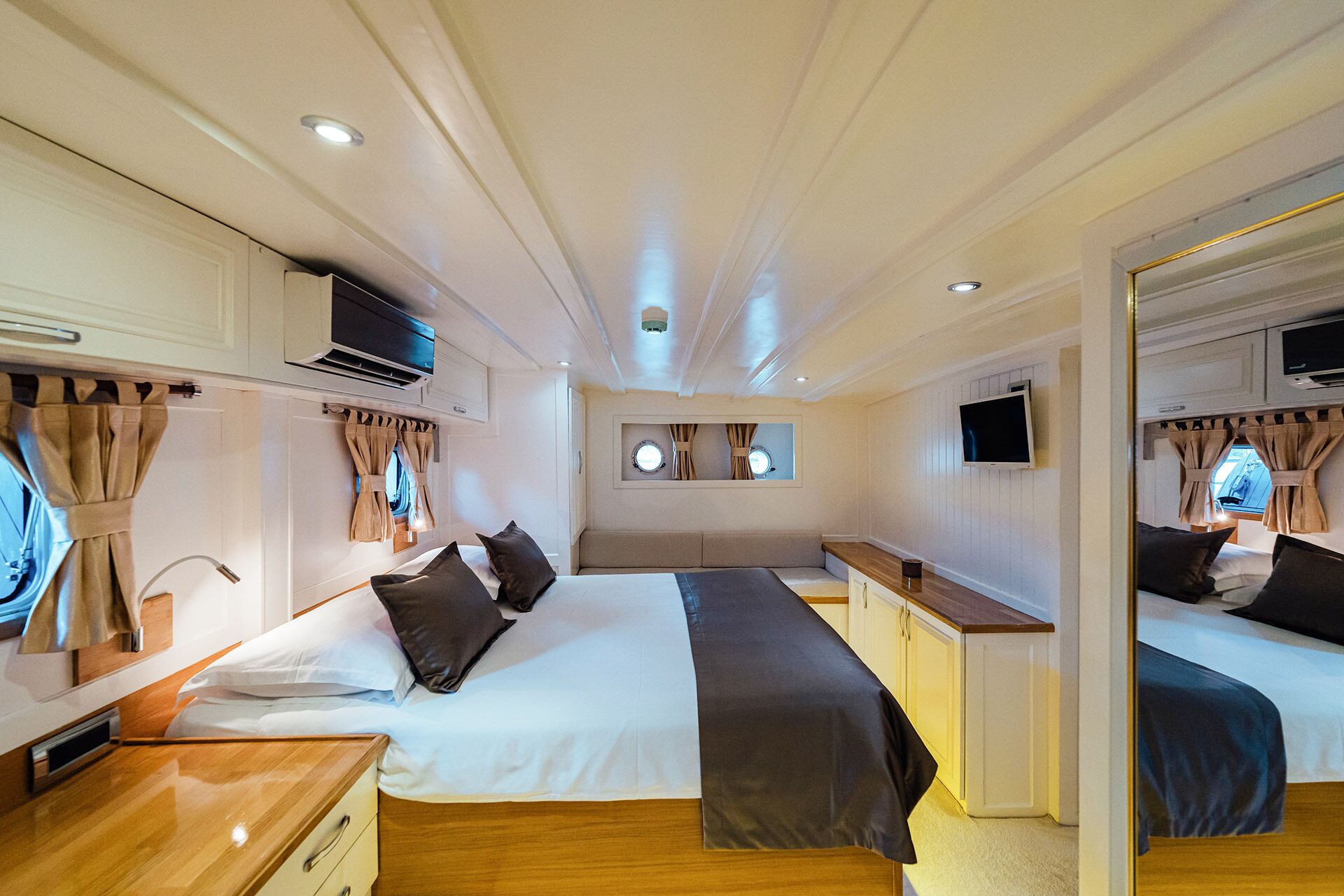 Yacht interior image