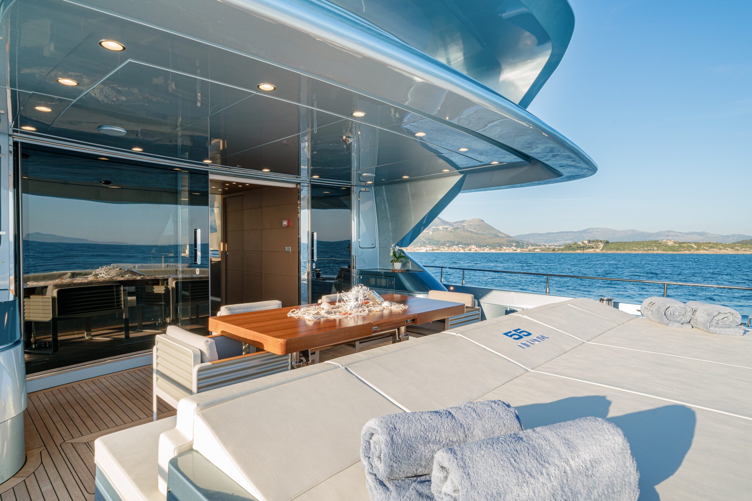 55 FIFTYFIVE Aft deck