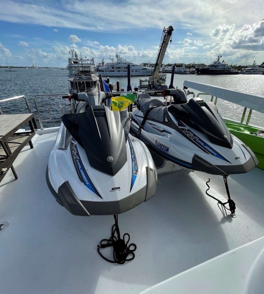 Yacht exterior image