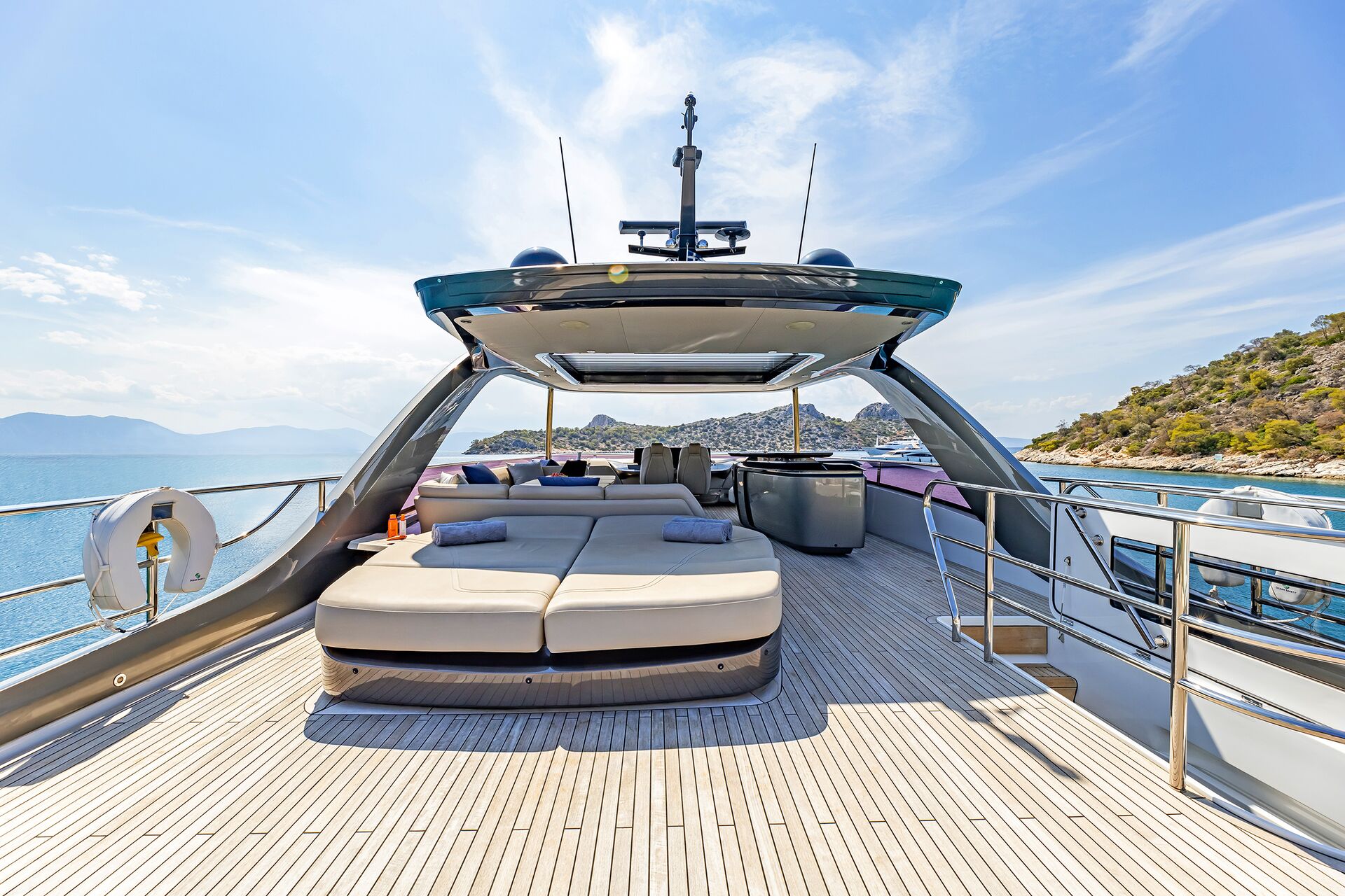 Yacht exterior image