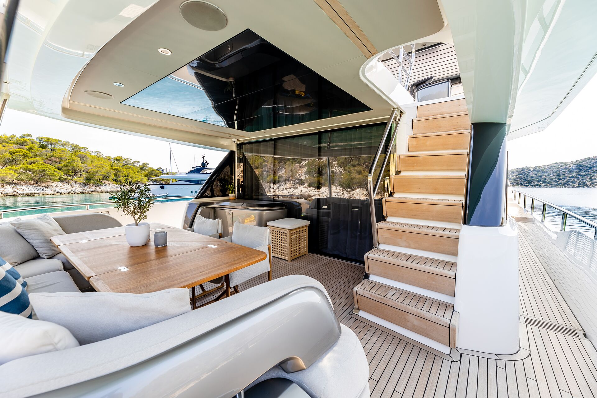 Yacht exterior image