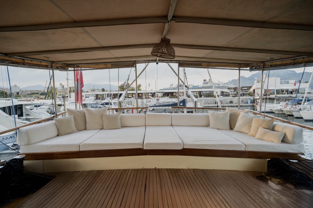 Yacht exterior image