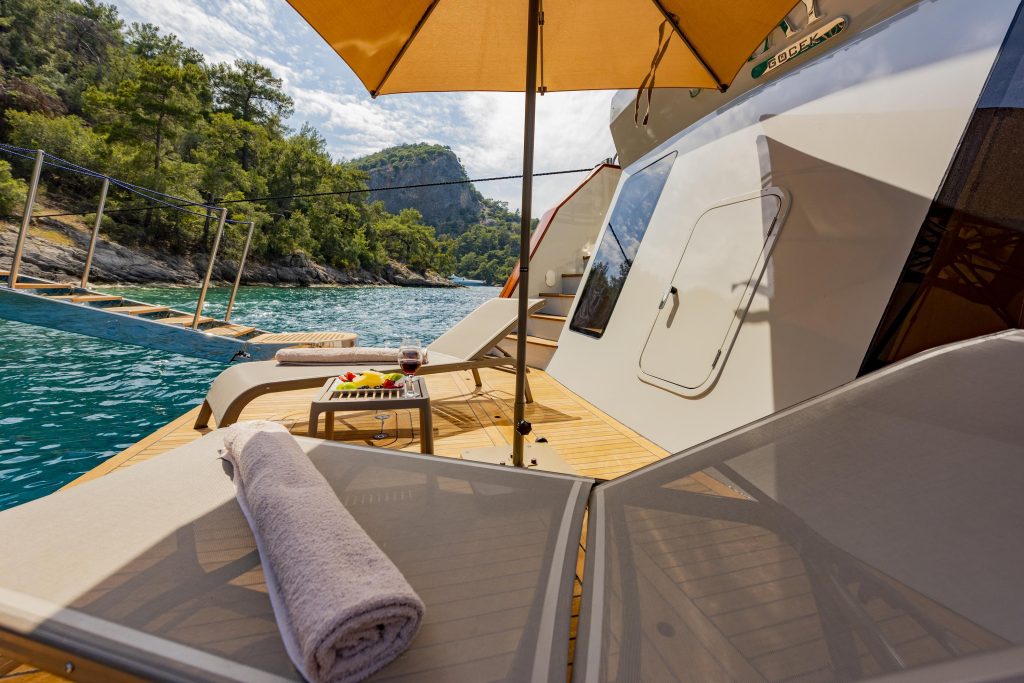 Yacht exterior image