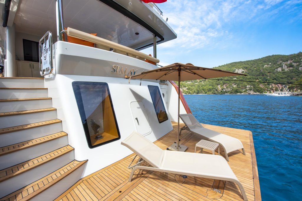 Yacht exterior image