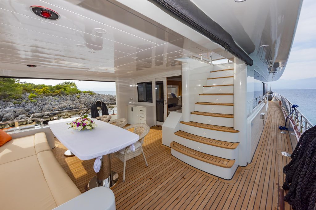 Yacht exterior image