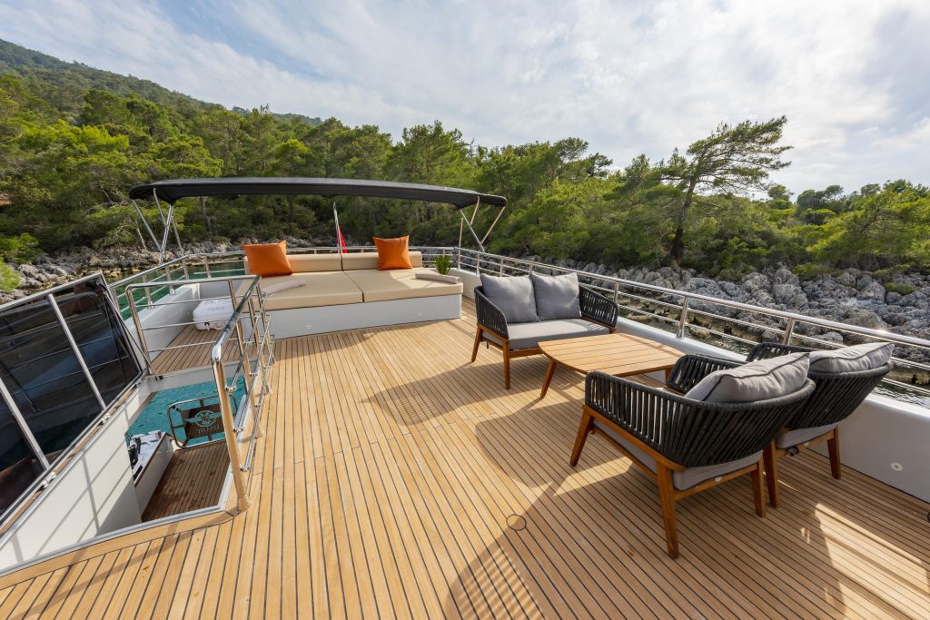 Yacht exterior image