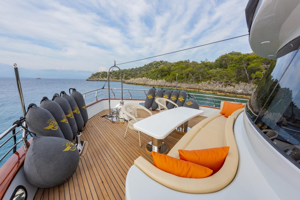 Yacht exterior image