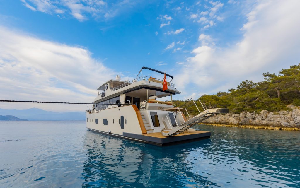 Yacht exterior image