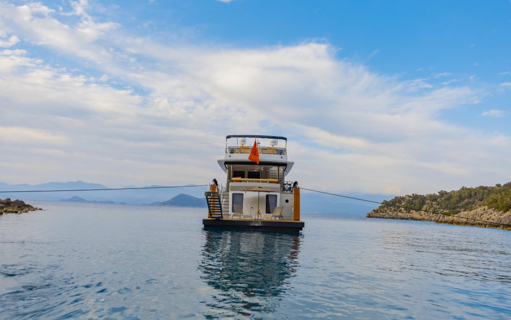 Yacht exterior image