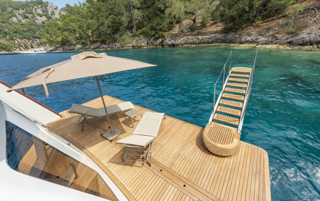 Yacht exterior image