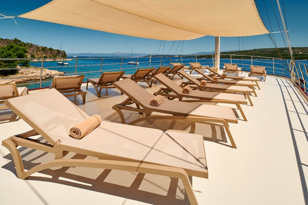 Yacht exterior image