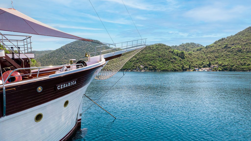 Yacht exterior image