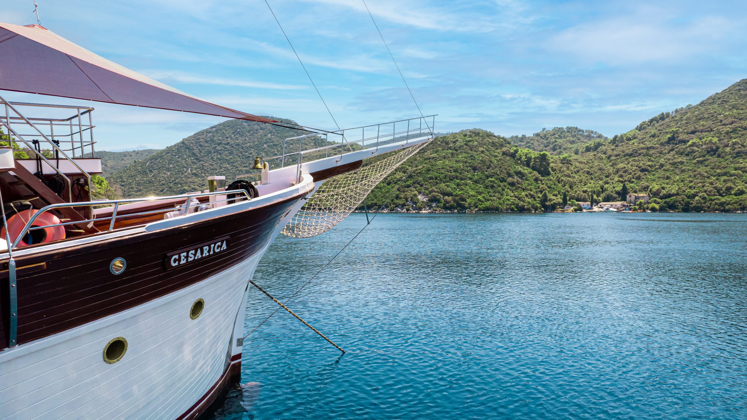 Yacht exterior image