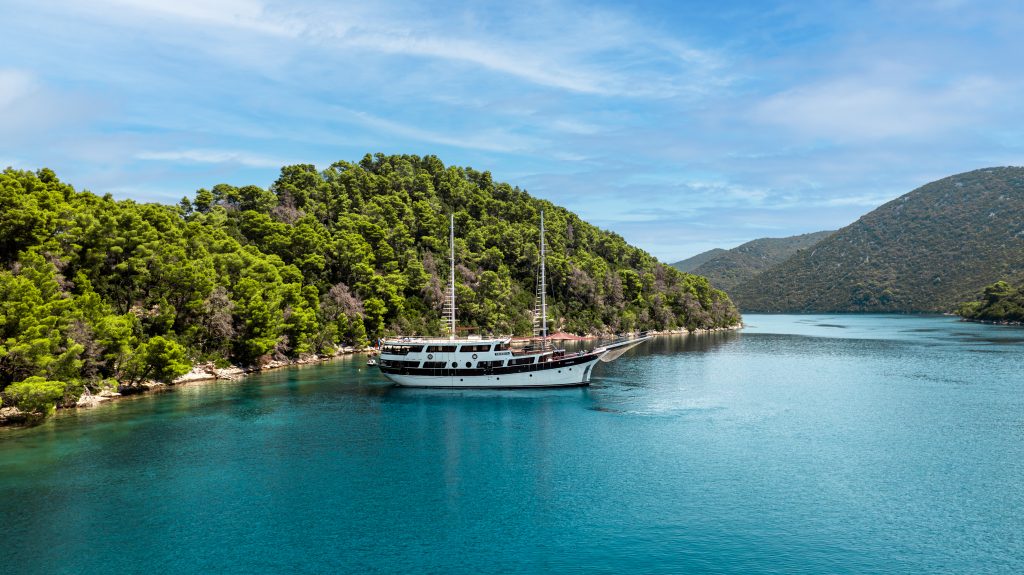 Yacht exterior image