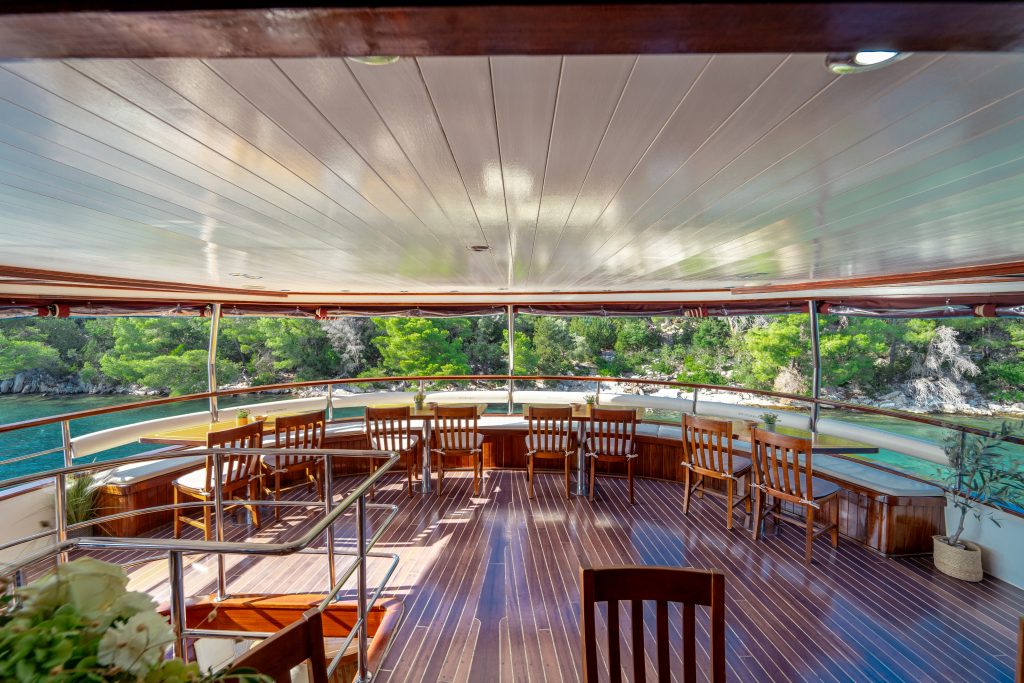 Yacht exterior image