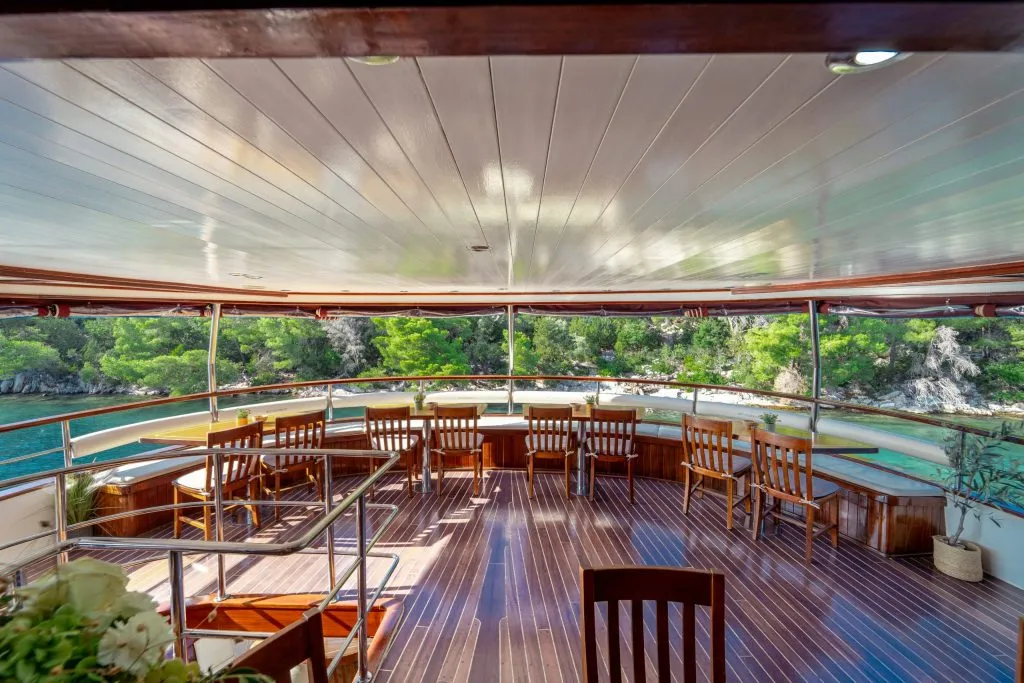 Yacht exterior image